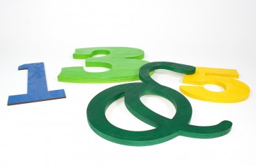 Окрашенные буквы и слова из дерева