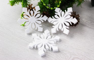 Снежинки из пенопласта d10 см