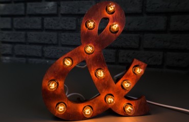 Деревянные ретро-буквы с лампочками, стоящие