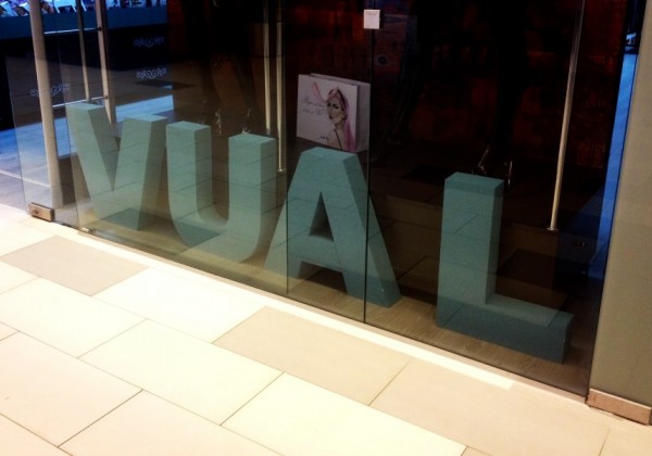 Окрашенные буквы из пенопласта для витрины