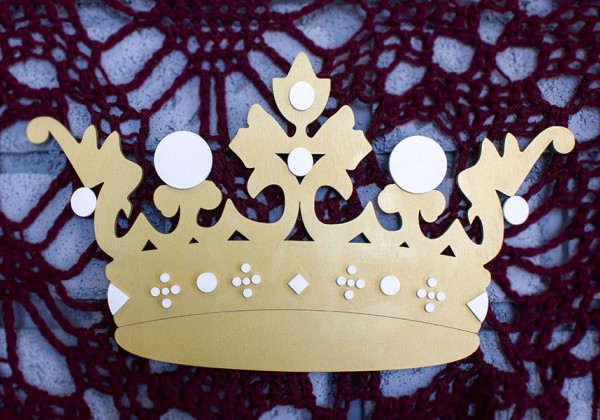 Логотип короны из дерева