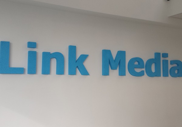 Окрашенный логотип из пенопласта