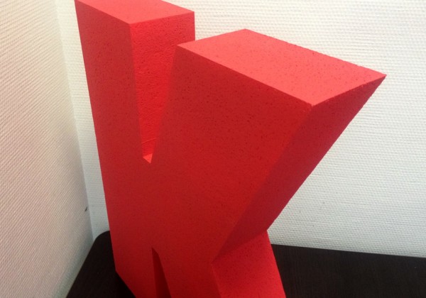 Окрашенная буква "К" из пенопласта толщиной 100 мм