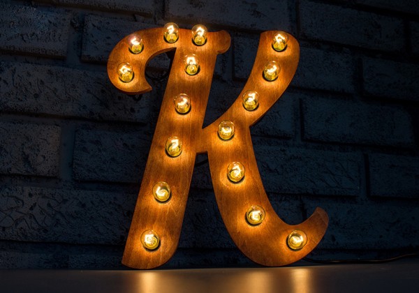 Ретро буква для интерьера