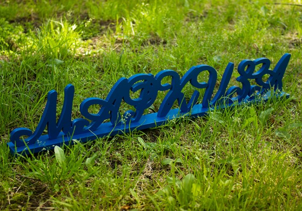 Окрашенное слово на подставке
